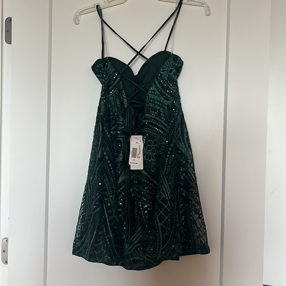 BNWT Gorgeous emerald green dress - Picture 2 of 2